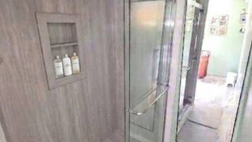 Dusche, Haartrockner, Handtücher, Shampoo