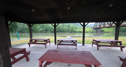 Cozy 2 bedroom apartment near Lake George