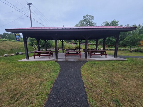Cozy 2 bedroom apartment near Lake George