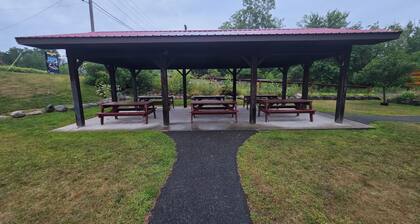 Cozy 2 bedroom apartment near Lake George