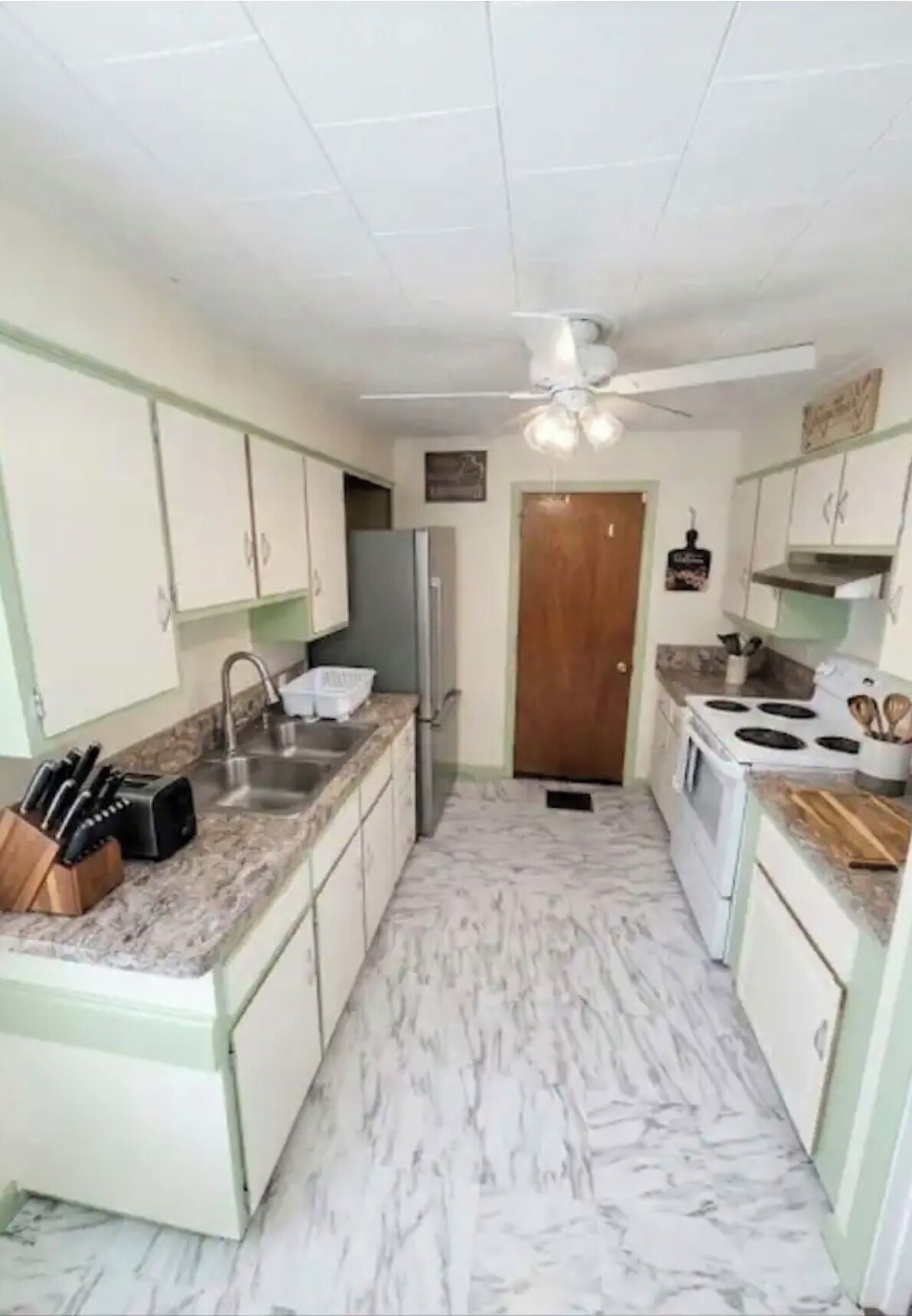Cafetera y tetera, refrigerador, microondas y horno 