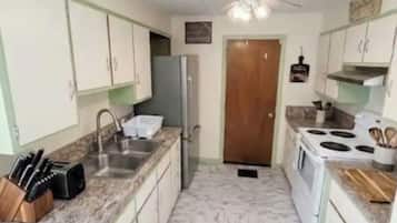 Cafetera y tetera, refrigerador, microondas y horno