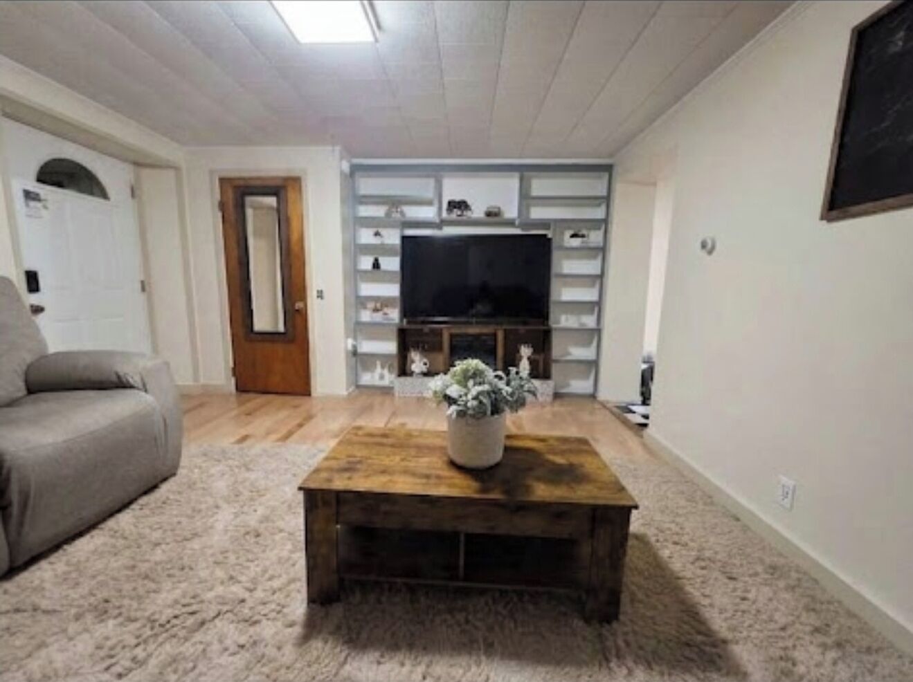 Smart TV, fireplace