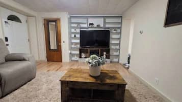 Smart TV, fireplace