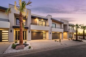 Exterior - Zion’s Waterpark Getaway:Hot Tub, Golf, Sleeps 14 (Hurricane)