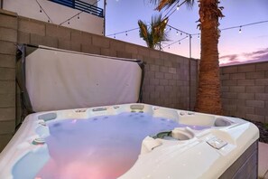 Outdoor spa tub - Zion’s Waterpark Getaway:Hot Tub, Golf, Sleeps 14 (Hurricane)
