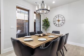Dining - Zion’s Waterpark Getaway:Hot Tub, Golf, Sleeps 14 (Hurricane)