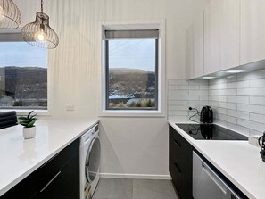 Geladeira, micro-ondas, fogão, cooktop