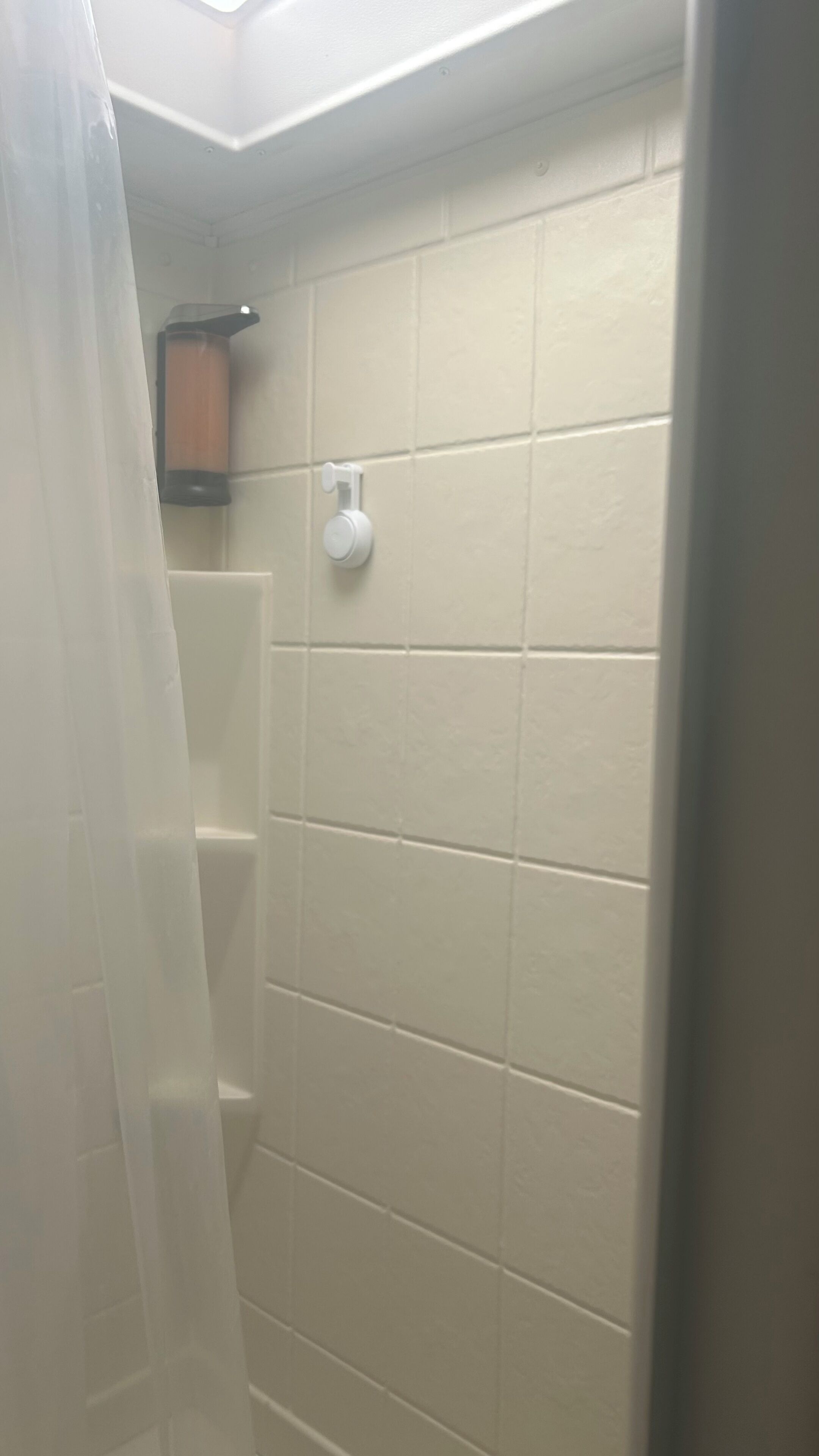 Séchoir à cheveux, serviettes fournies, savon, papier de toilette