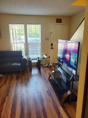 Unclassified image, 5 of 23, button - 3-bedroom townhome in the Arlington Area  -In the center of everything!- (Arlington)