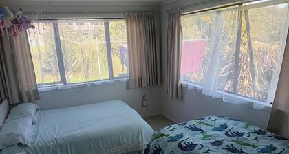 Large Sunny rural family accommodation, plenty of space, perfect for A.M.S Games