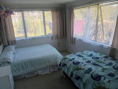 Large Sunny rural family accommodation, plenty of space, perfect for A.M.S Games