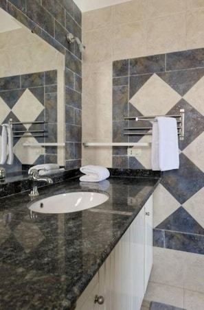 Bathroom - White Villa with open lagoon view (Hurghada)