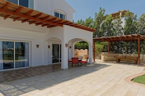 Outdoor dining - White Villa with open lagoon view (Hurghada)
