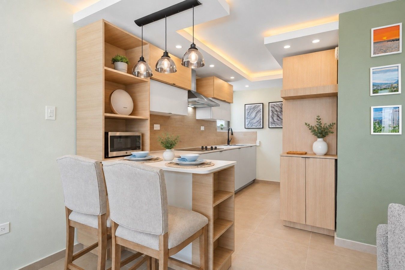 Una cocina moderna con una isla central, iluminación colgante y armarios de madera.