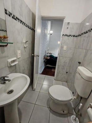 Bathroom - Hostel Colibri (COLONIA DEL SACRAMENTO)