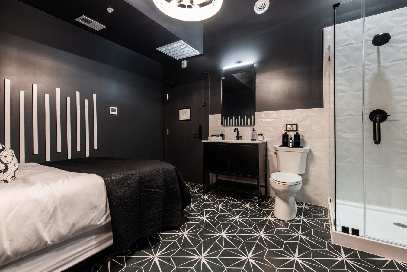Un baño moderno con ducha, inodoro y lavabo.