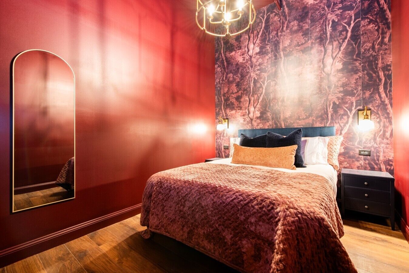 Desk, WiFi, bed sheets