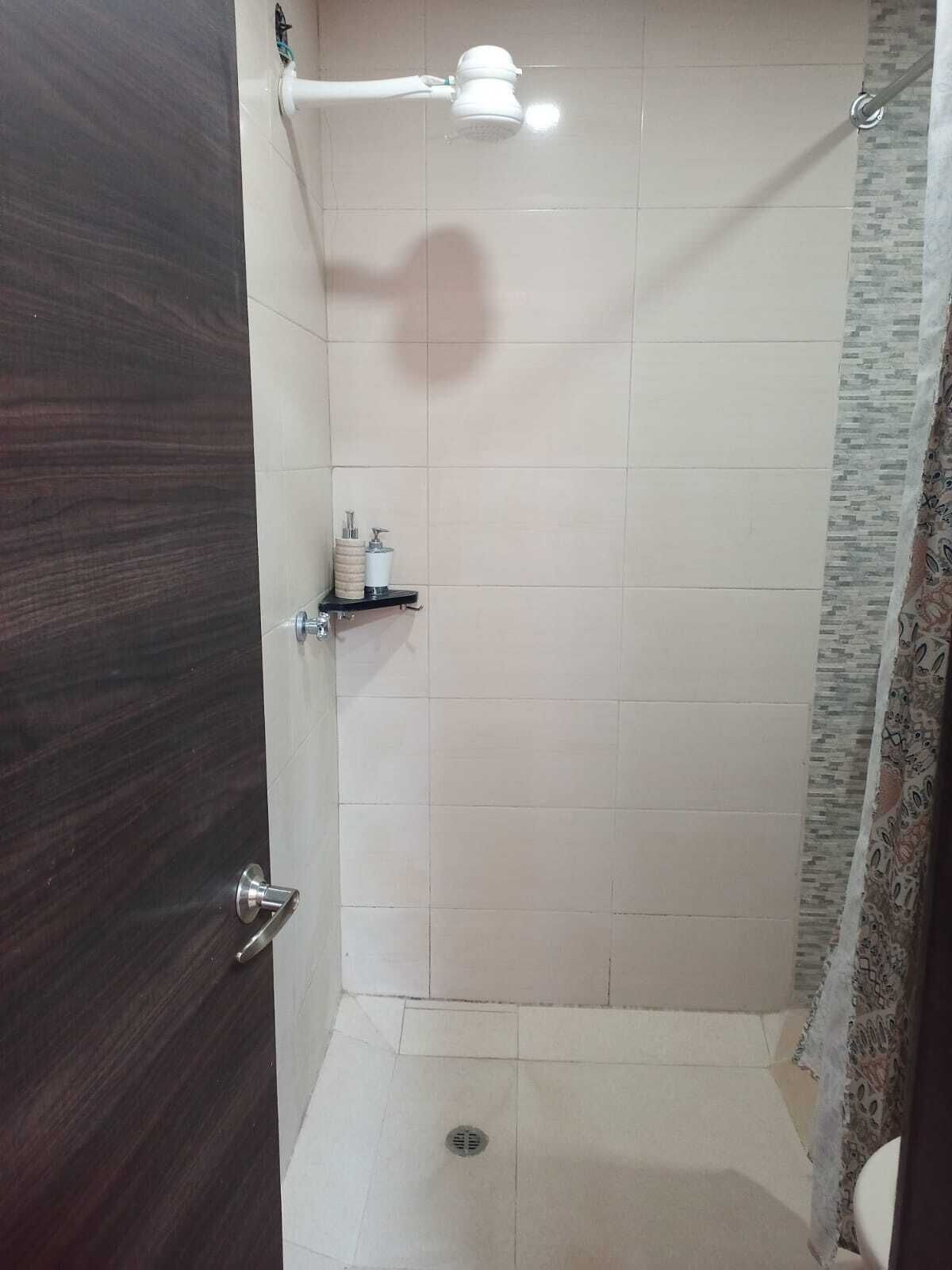 Toallas, jabón, papel de baño 