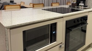 Eine moderne Küche mit Einbauherd, Backofen und Mikrowelle.