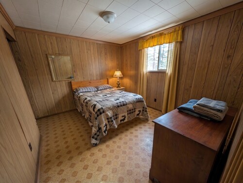 Burrowing Owl: Cozy Cabin Steps from Clearwater Lake Beach