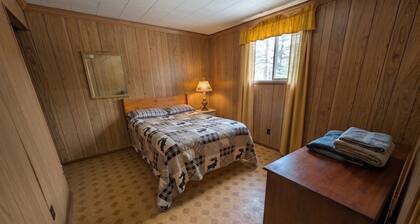 Burrowing Owl: Cozy Cabin Steps from Clearwater Lake Beach
