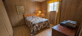 Burrowing Owl: Cozy Cabin Steps from Clearwater Lake Beach