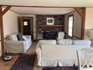 Living area - The Cottage by the Woods -private getaway to relax (Meriden)