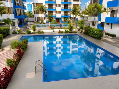 Family 2-Bedroom Apartment with Jacuzzi & Parking Near Tonsupa Beach