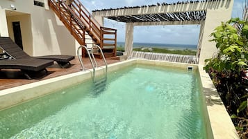 Piscina a l'aire lliure (horari: 07:00-22:30) i gandules