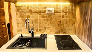 Refrigerador, microondas, placa de cocina, utensilios de cocina