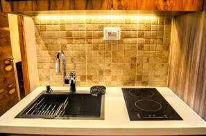 Estudio Deluxe, vistas al mar | Cocina privada | Frigorífico, microondas, placa de cocina y utensilios de cocina