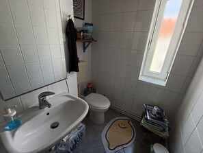 Haartrockner, Handtücher, Seife, Toilettenpapier