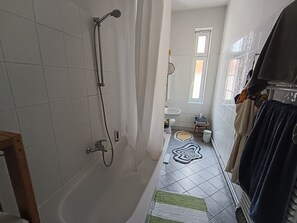 Haartrockner, Handtücher, Seife, Toilettenpapier