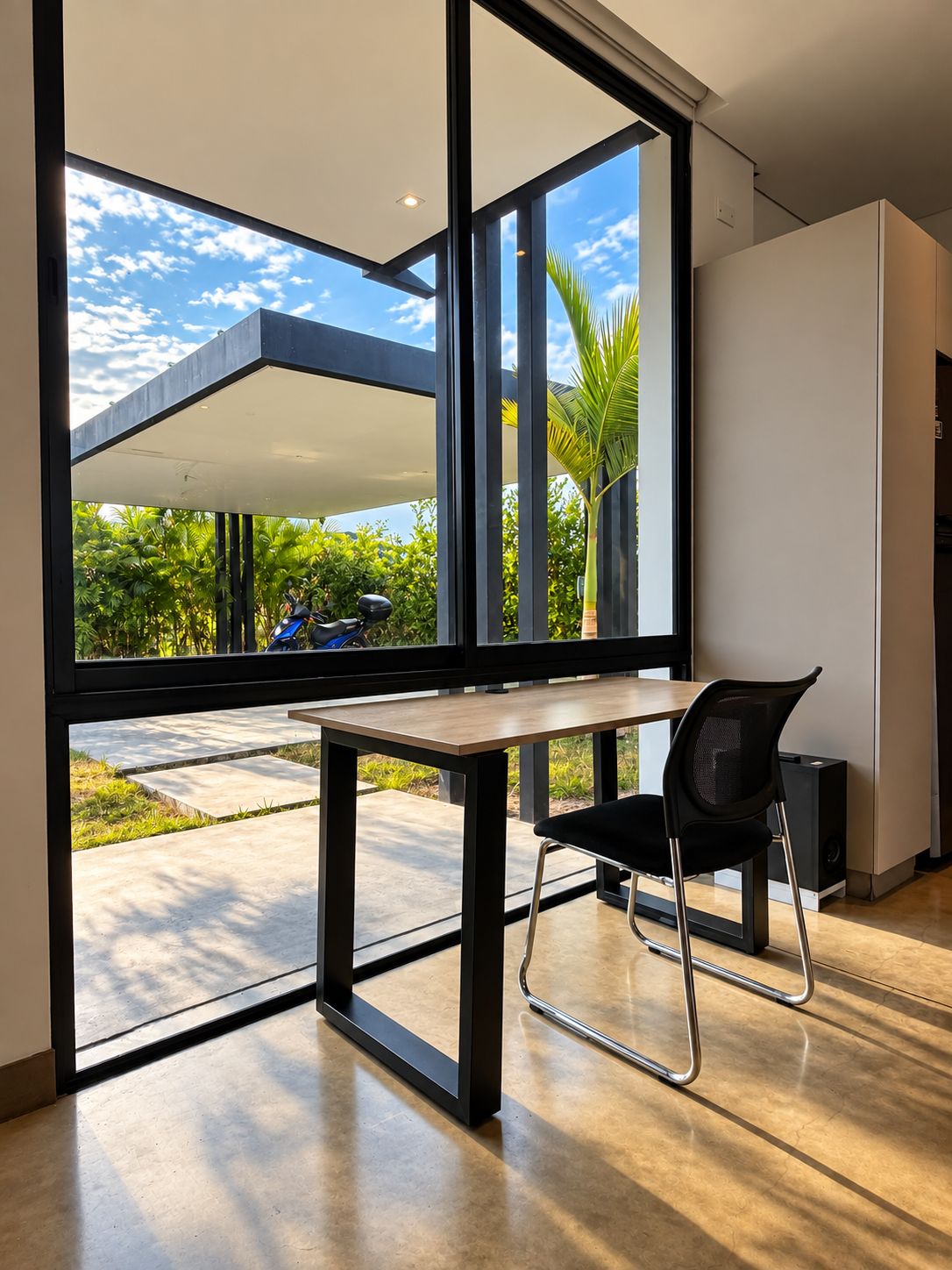Un intérieur moderne avec une grande fenêtre, une table et une chaise.