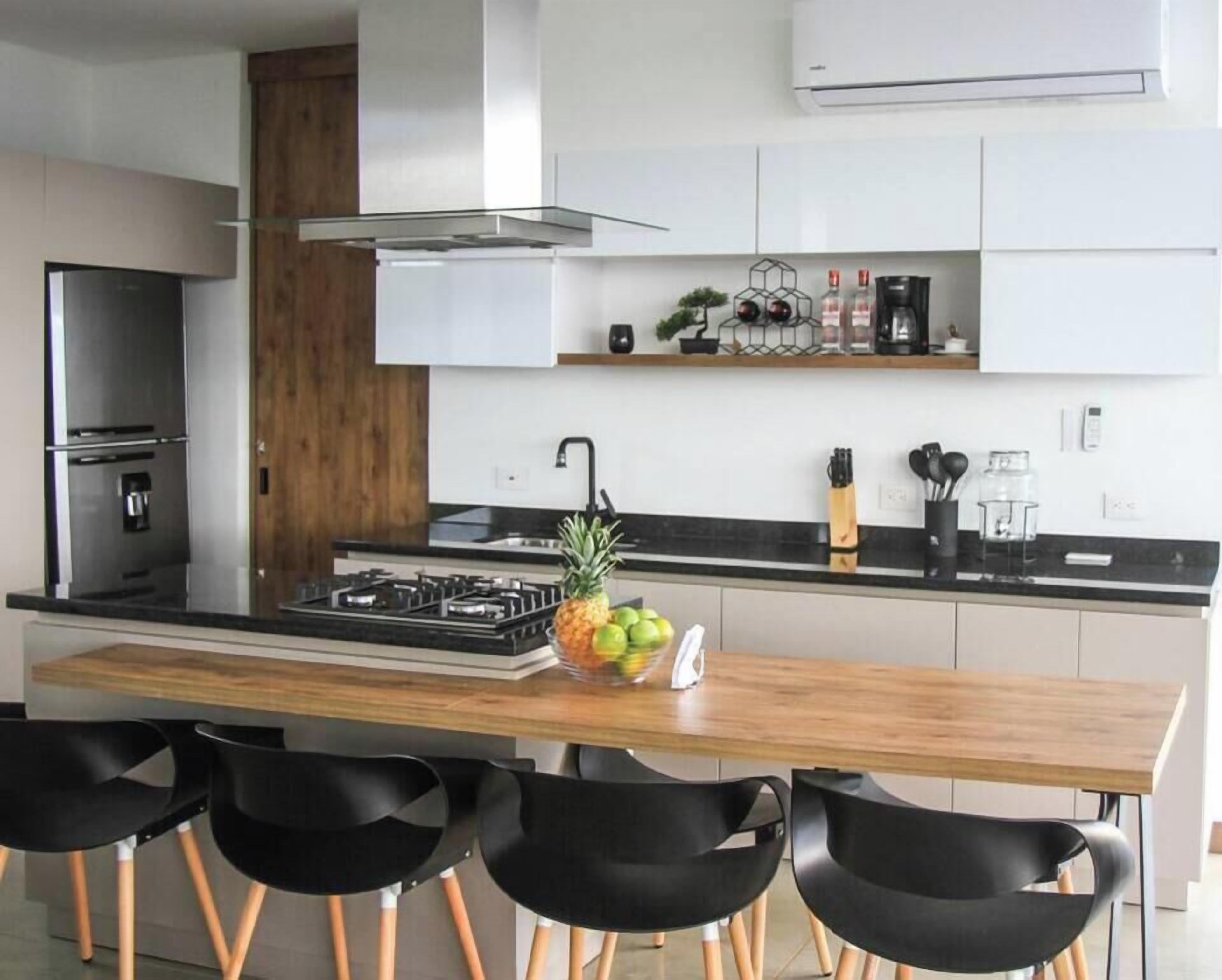 Coffee/tea maker, fridge, stovetop, blender