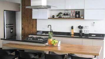 Coffee/tea maker, fridge, stovetop, blender