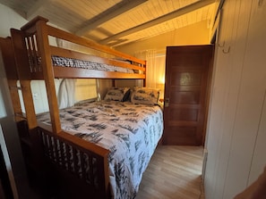 2 bedrooms, WiFi (free), bed sheets