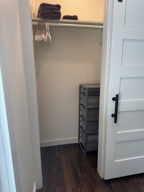 Ein Schrank mit Kleiderstange und Ablagefach.