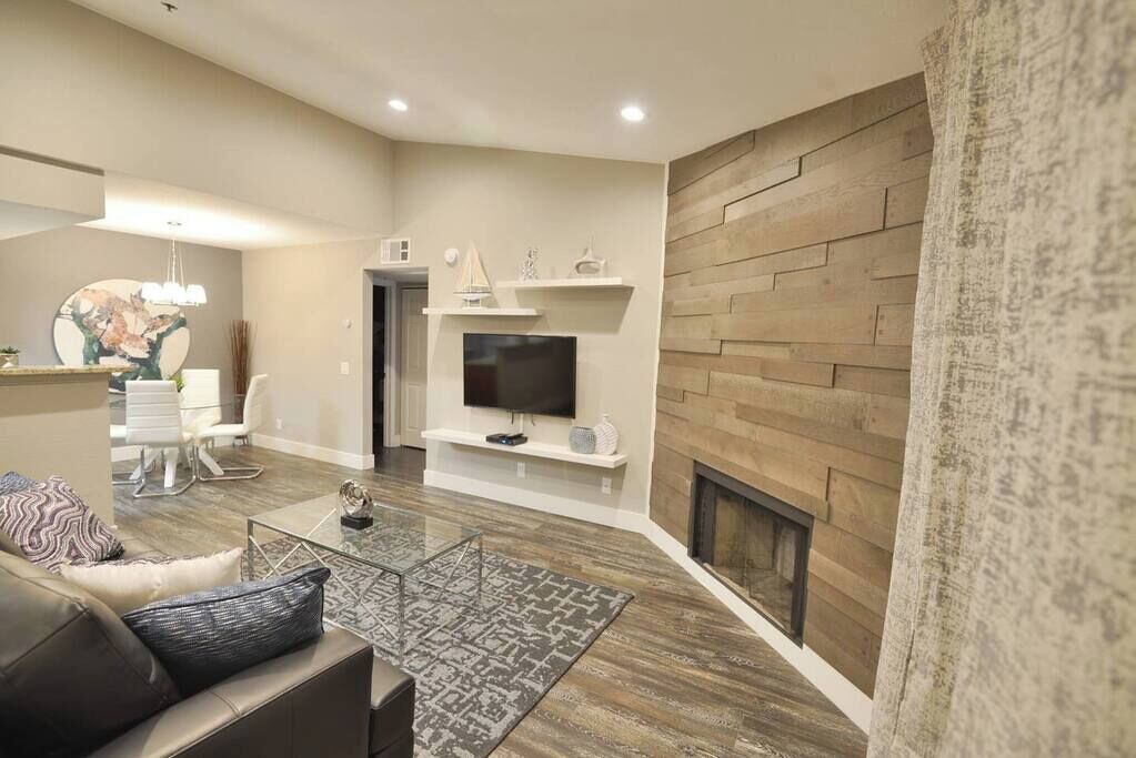 TV, fireplace
