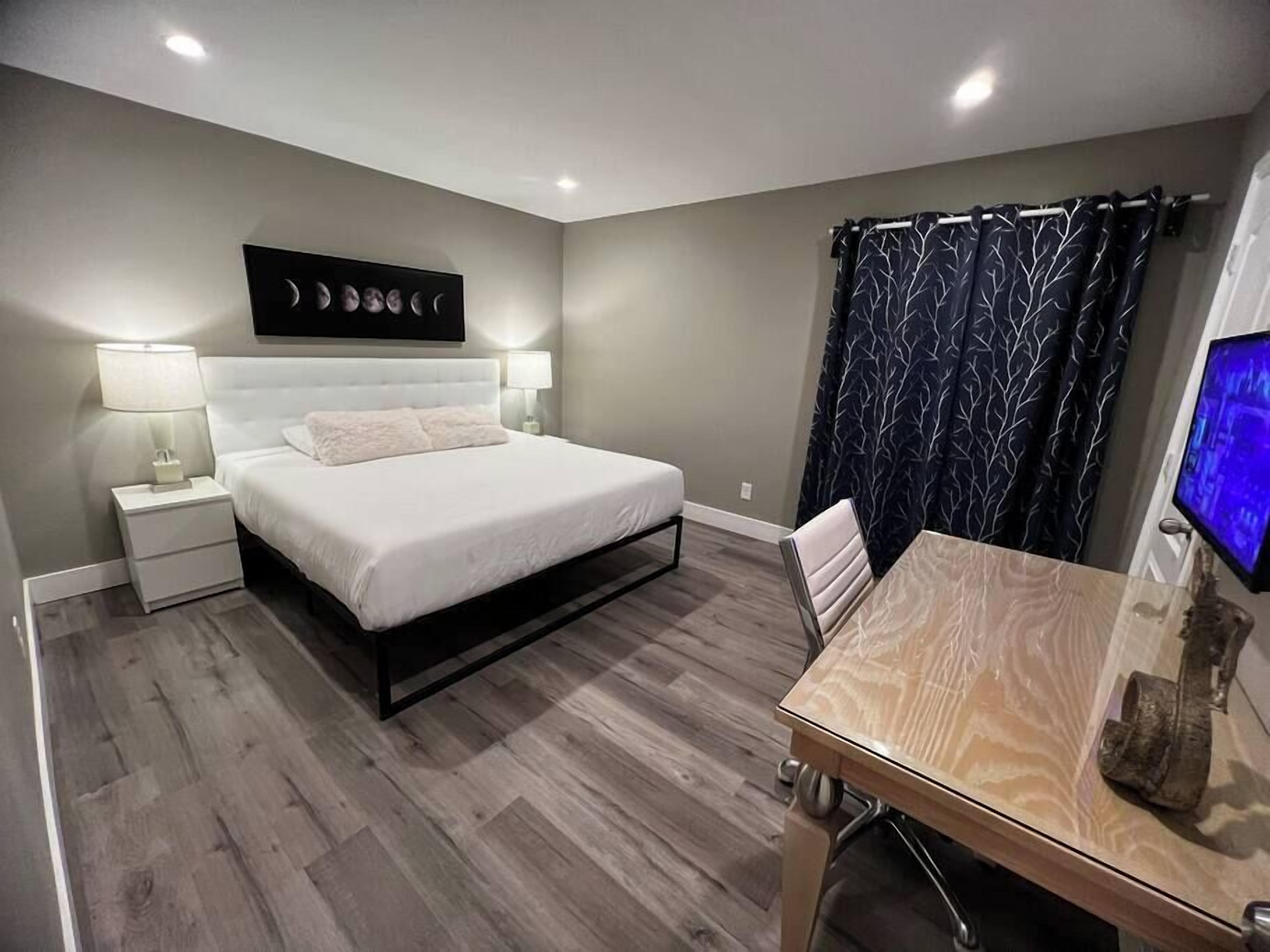 Tabla de planchar con plancha, wifi y ropa de cama 