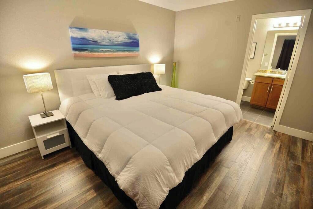 Een strijkplank/strijkijzer, wifi, beddengoed