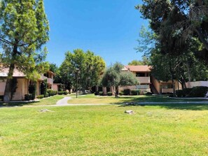 A residential area with multiple houses, a clear sky, and a well-maintained lawn. - Dalia Suite 2b/1b Near UNLV (Las Vegas)