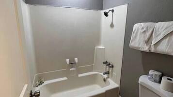 Chuveiro, secador de cabelo, shampoo