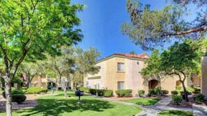 Exterior - Huntley Suite Luxury 2b/2b condo (Las Vegas)