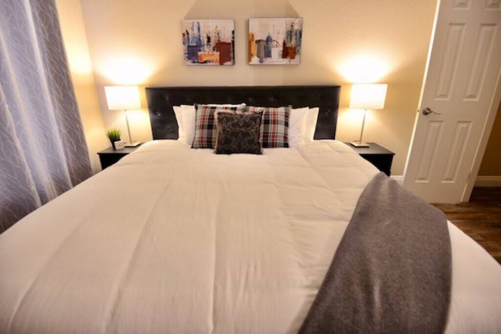 Tabla de planchar con plancha, wifi y ropa de cama 