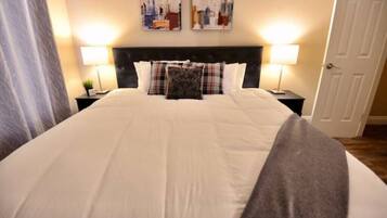 Tabla de planchar con plancha, wifi y ropa de cama