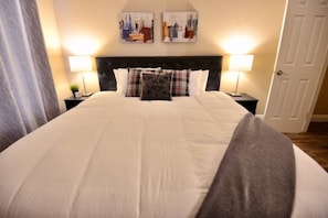 Tabla de planchar con plancha, wifi y ropa de cama 