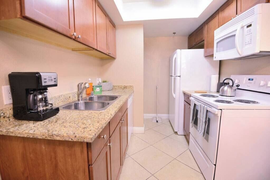 Coffee/tea maker, fridge, microwave, oven