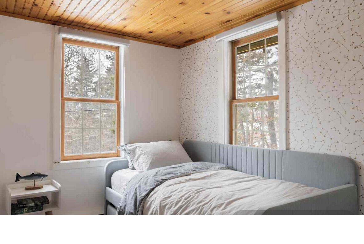 Tabla de planchar con plancha, wifi gratis y ropa de cama 